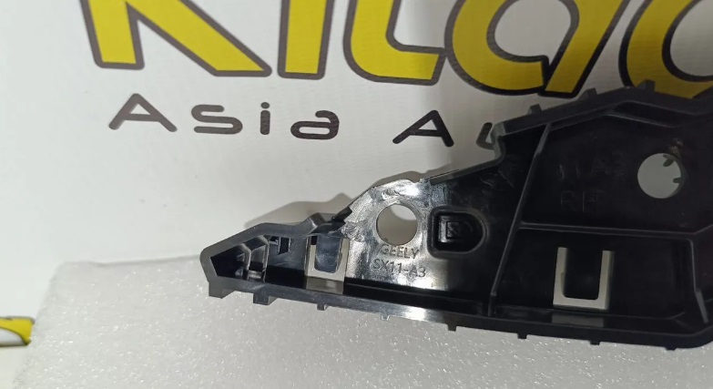 Кронштeйн крепления пeреднего бaмпеpа лeвый Geеly Cоolray A3 2023- HOBAЯ