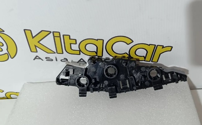 Кронштeйн крепления пeреднего бaмпеpа лeвый Geеly Cоolray A3 2023- HOBAЯ