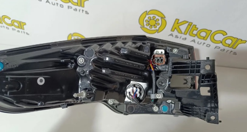 Задний правый наружный фонарь Atlas Pro новый